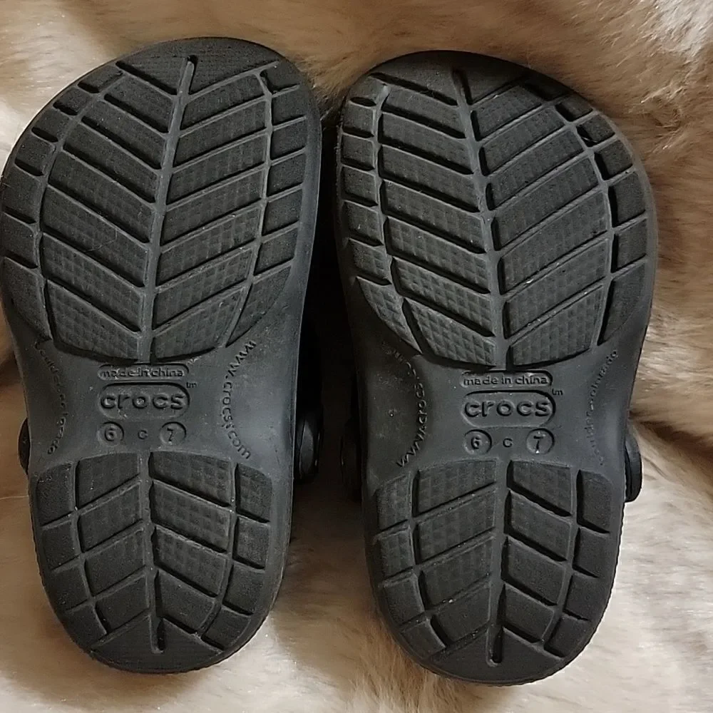 CROCS BLACK CLASSIC CLOGS, SIZE 6-7, WITH SESAME STREET JIBBITZ